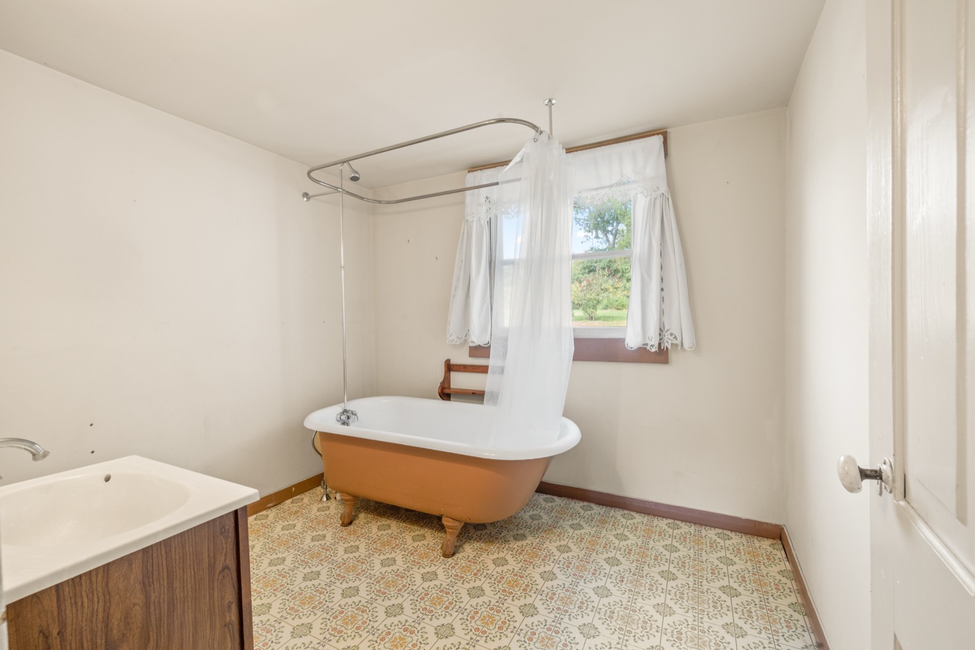 Clawfoot bath — before