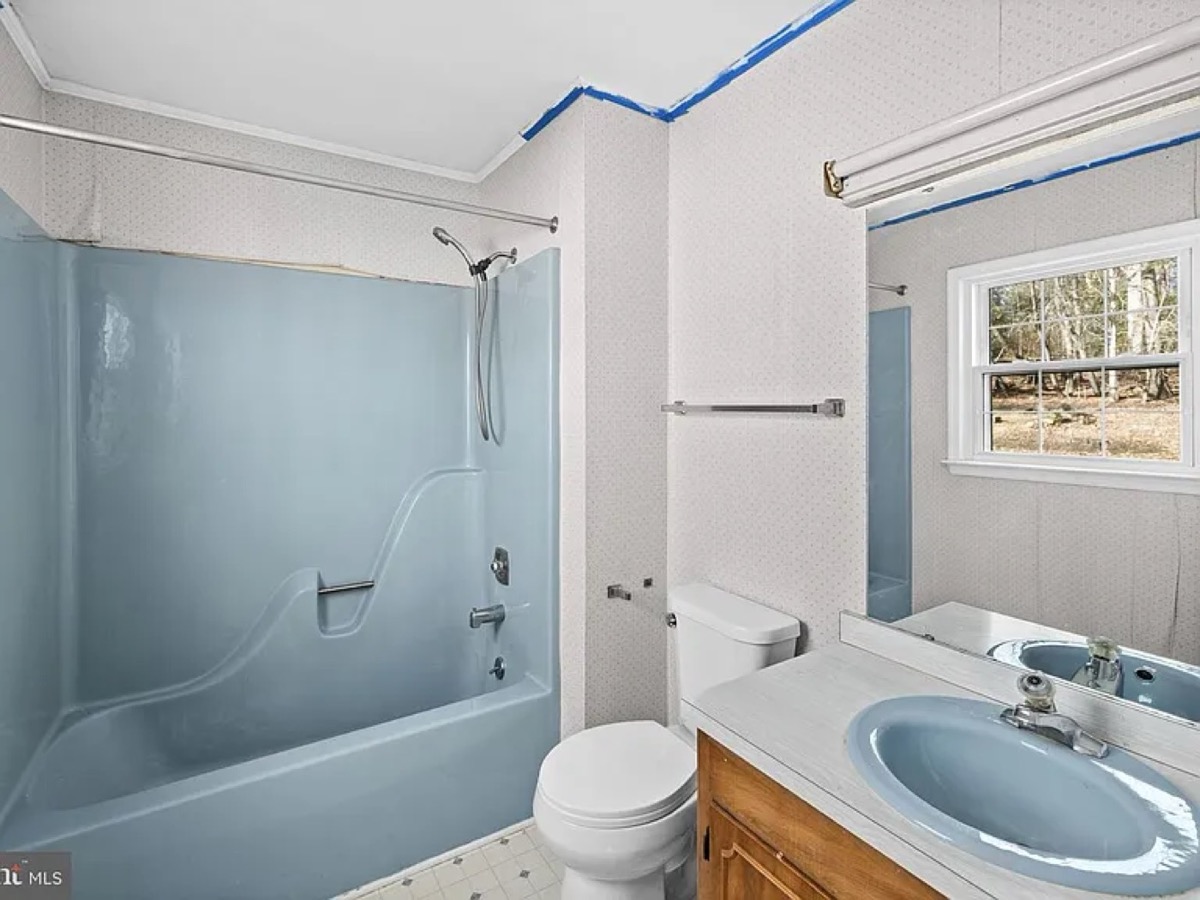 Vermira — full bath, before